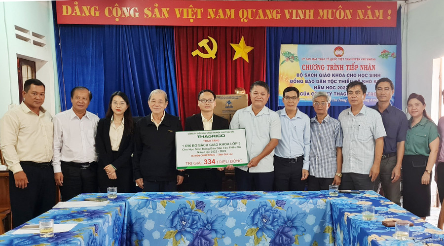 Ông Nguyễn Hoàng Phi (thứ 5 từ trái sang) trao tặng sách cho huyện Chư Prông. Ảnh: Khánh Linh  Ông Nguyễn Hoàng Phi (thứ 5 từ trái qua) trao tặng sách cho huyện Chư Prông. Ảnh: Khánh Linh