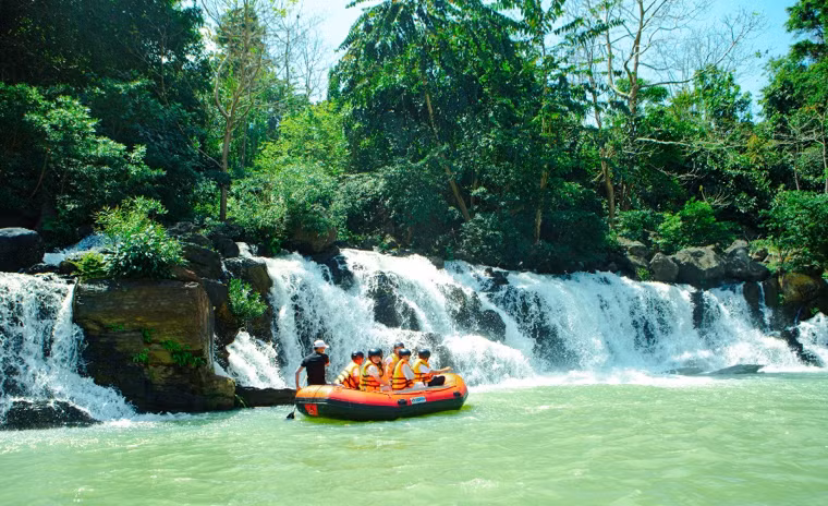 Du khách hào hứng khi vượt thác ngắm cảnh đẹp trên sông Sêrêpôk