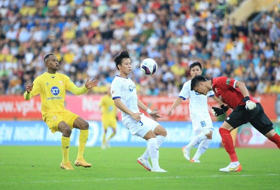 Quế Ngọc Hải và đồng đội giành chiến thắng trên sân Thiên Trường của Nam Định. ẢNH: MINH HOÀNG Quế Ngọc Hải và đồng đội giành chiến thắng trên sân Thiên Trường của Nam Định. ẢNH: MINH HOÀNG