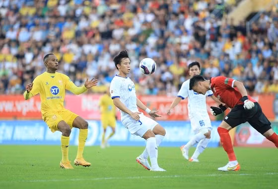 Quế Ngọc Hải và đồng đội giành chiến thắng trên sân Thiên Trường của Nam Định. ẢNH: MINH HOÀNG Quế Ngọc Hải và đồng đội giành chiến thắng trên sân Thiên Trường của Nam Định. ẢNH: MINH HOÀNG