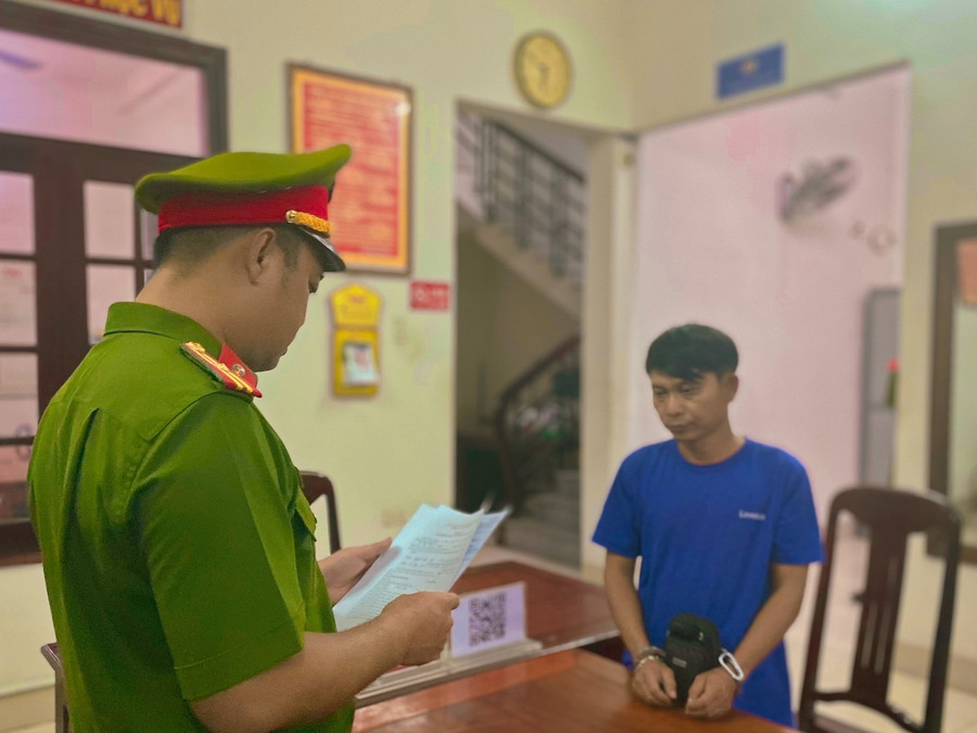 Bị can Lưu Hoàng Phi Hùng nghe đọc lệnh khởi tố. Ảnh: Như Quỳnh  Bị can Lưu Hoàng Phi Hùng nghe đọc lệnh khởi tố. Ảnh: Như Quỳnh