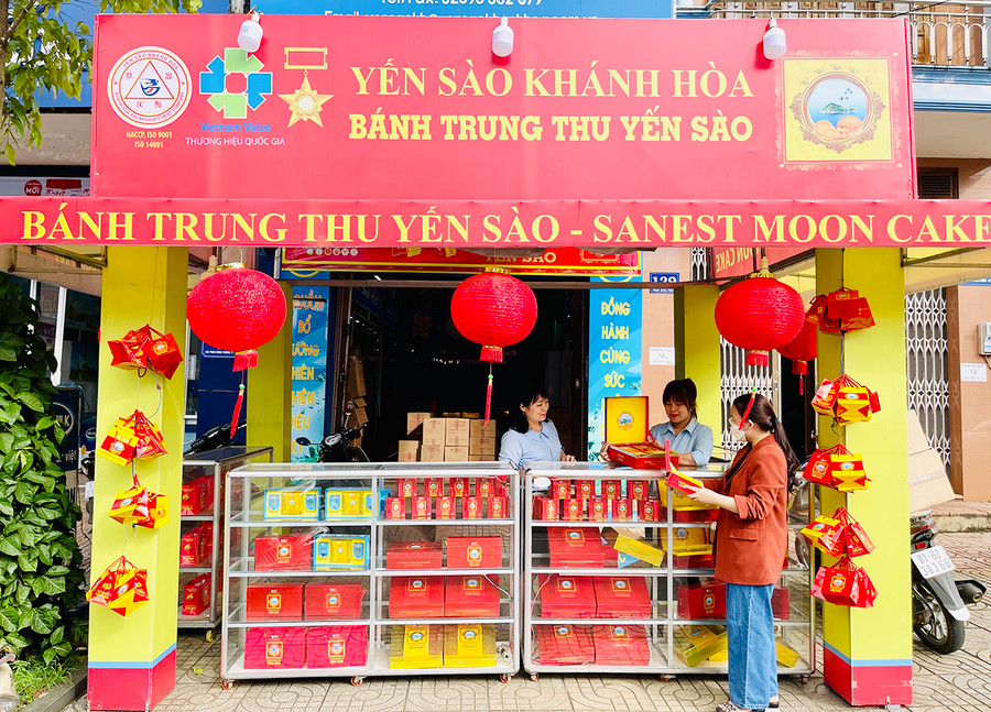 Thị trường bánh Trung thu đã bắt đầu sôi động. Ảnh: Vũ Thảo Thị trường bánh Trung thu đã bắt đầu sôi động khi sức tiêu thụ cũng nhiều hãng sản xuất tăng mạnh. Ảnh: Vũ Thảo