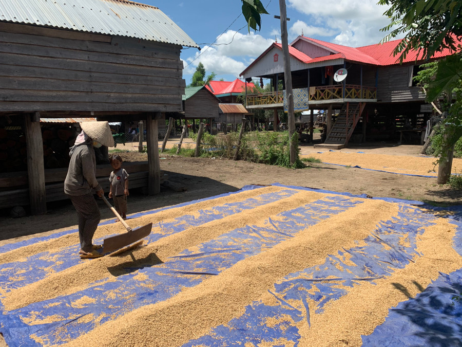 Người dân thôn Bi Gia hăng say lao động, xây dựng cuộc sống ấm no tại làng tái định cư. Ảnh: Vũ Chi