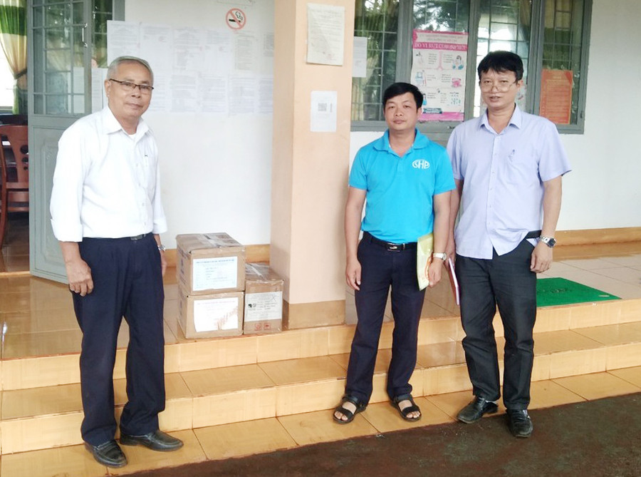  Lãnh đạo Phòng Giáo dục và Đào tạo huyện Ia Grai trao tặng sách giáo khoa cho Trường Tiểu học Bùi Thị Xuân.