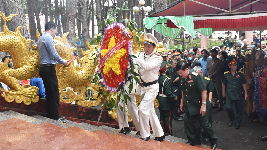 Thường trực Ban liên lạc Trung đoàn 95 dâng hoa tại Đền tưởng niệm các anh hùng liệt sỹ Trung đoàn 95. Ảnh: Hà Phương