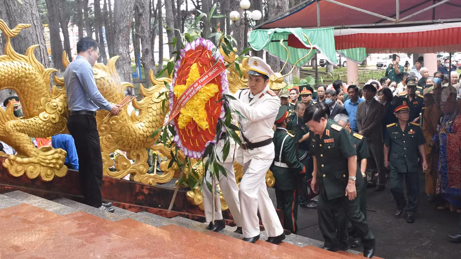 Thường trực Ban liên lạc Trung đoàn 95 dâng hoa tại Đền tưởng niệm các anh hùng liệt sỹ Trung đoàn 95. Ảnh: Hà Phương