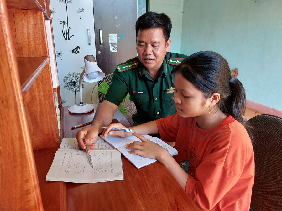 Những con nuôi Biên phòng được các cán bộ hướng dẫn học bài. Ảnh: Thiên Thanh Những con nuôi Biên phòng được các cán bộ, giúp đỡ học bài. Ảnh: Thiên Thanh