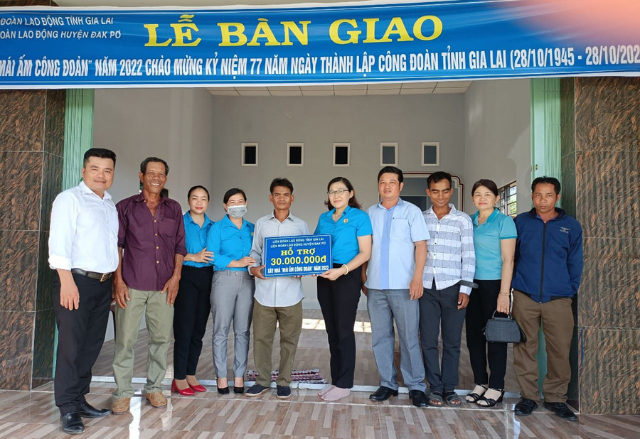 Lãnh đạo Liên đoàn Lao động huyện Đak Pơ bàn giao nhà “Mái ấm Công đoàn” cho anh Đinh Văn Trót. Ảnh: Tuyết Mai Anh Đinh Văn Trót hiện là Phó Chủ tịch Hội cựu chiến binh xã Phú An. Gia đình anh là hộ khó khăn về nhà ở.