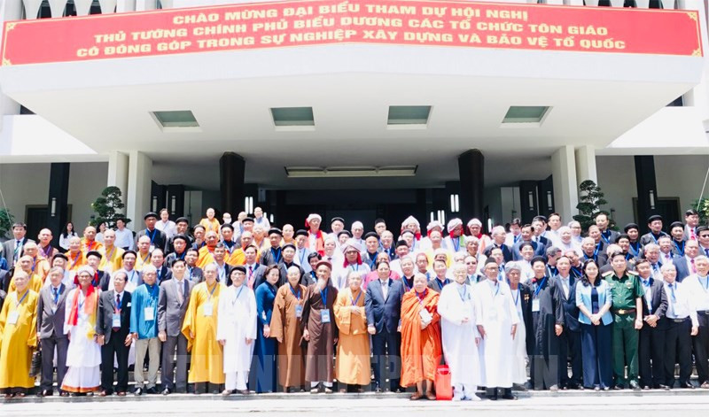 Các đại biểu chụp ảnh lưu niệm tại hội nghị.