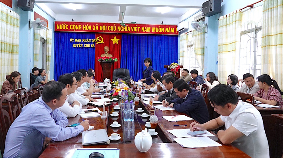 Quang cảnh buổi khảo sát tại UBND huyện Chư Sê. Ảnh: Mộc Trà.