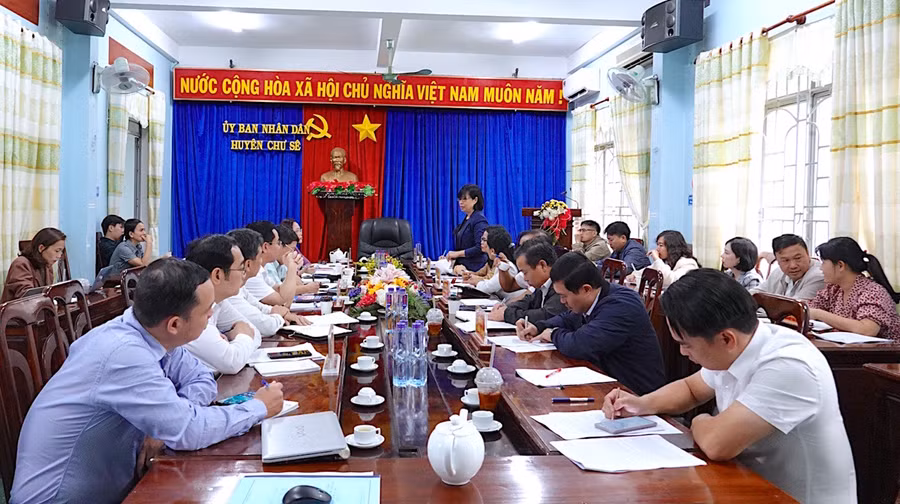 Quang cảnh buổi khảo sát tại UBND huyện Chư Sê. Ảnh: Mộc Trà.