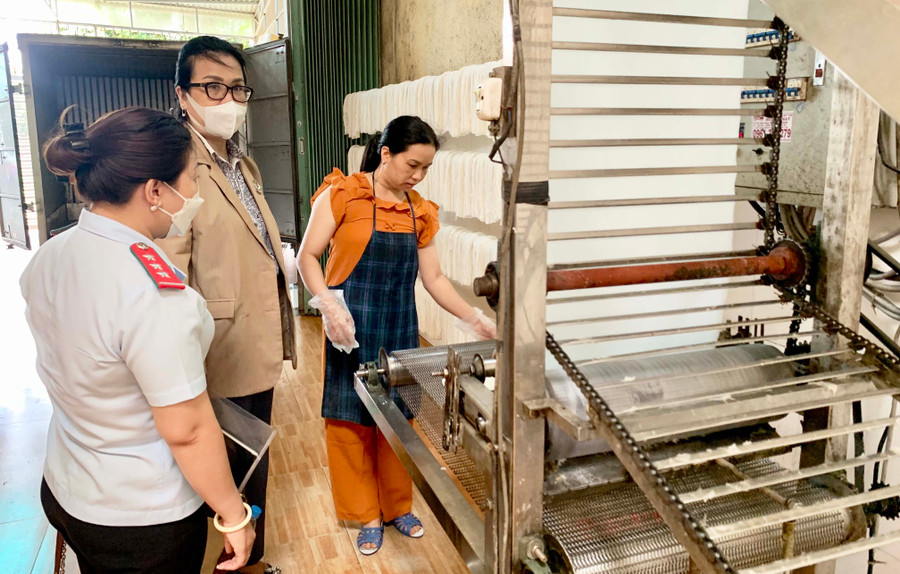 Đoàn kiểm tra tại cơ sở sản xuất sợi phở tươi địa chỉ 170 Phạm Ngọc Thạch, phường Đống Đa, TP. Pleiku sáng 25-8. Ảnh: Như Nguyện