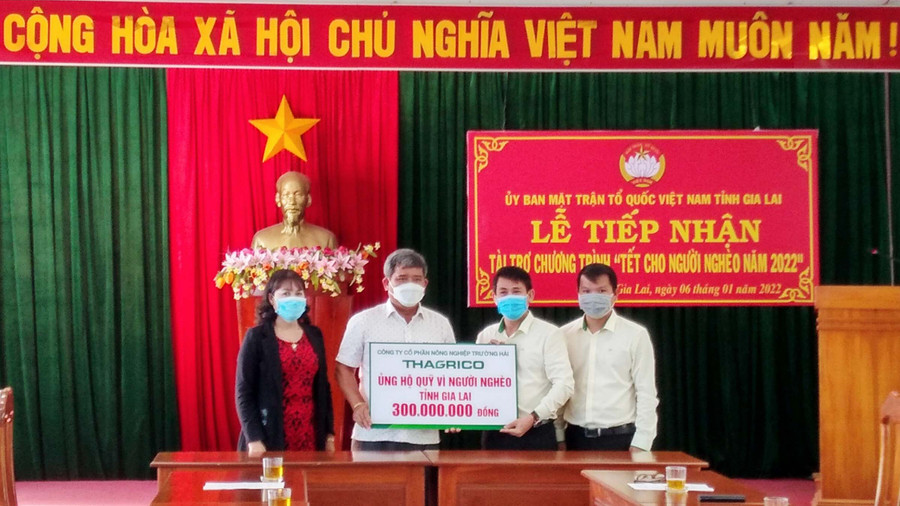 Ủy ban MTTQ Việt Nam tỉnh Gia Lai tiếp nhận kinh phí ủng hộ Quỹ “Vì người nghèo” tỉnh từ Công ty Cổ phần Nông nghiệp Trường Hải (THAGRICO). Ảnh: Lê Đại