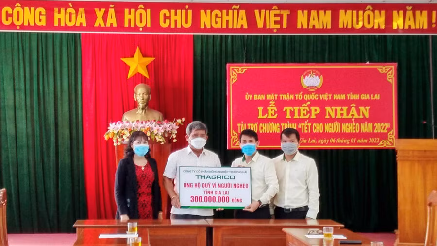 Ủy ban MTTQ Việt Nam tỉnh Gia Lai tiếp nhận kinh phí ủng hộ Quỹ “Vì người nghèo” tỉnh từ Công ty Cổ phần Nông nghiệp Trường Hải (THAGRICO). Ảnh: Lê Đại