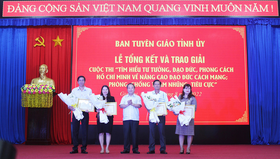 Đồng chí Châu Ngọc Tuấn (ở giữa)-Phó Bí thư Thường trực Tỉnh ủy, Trưởng đoàn Đại biểu Quốc hội tỉnh trao giải nhất cho các tập thể. Ảnh: Phan Lài