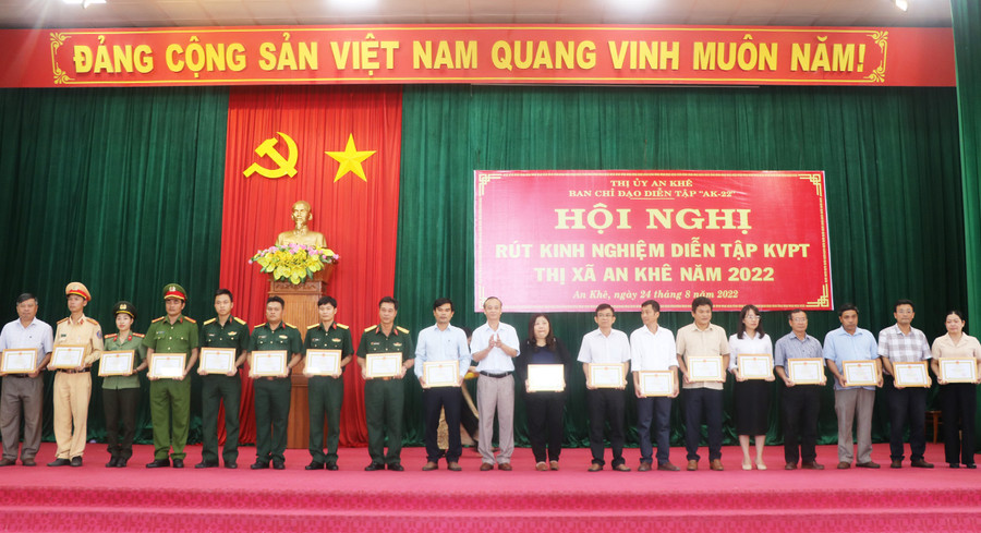  Nhiều tập thể, cá nhân được tặng giấy khen vì có thành tích xuất sắc trong thực hiện nhiệm vụ diễn tập khu vực phòng thủ thị xã An Khê năm 2022. Ảnh: Ngọc Minh