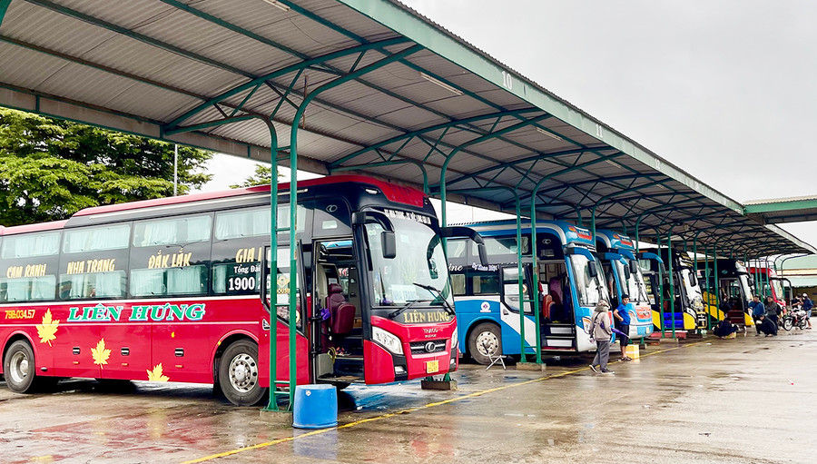  Trước việc giá xăng dầu đã “hạ nhiệt”, các doanh nghiệp kinh doanh vận tải đang tính toán phương án giảm giá cước. Ảnh: Vũ Thảo