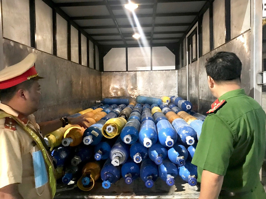 Đội Cảnh sát kinh tế và Đội Cảnh sát giao thông Công an Q.Thanh Khê tạm giữ số khí cười. Ảnh: Nguyễn Tú/Báo Thanh Niên Đội Cảnh sát kinh tế và Đội Cảnh sát giao thông Công an Q.Thanh Khê tạm giữ số khí cười. Ảnh: Nguyễn Tú/Báo Thanh Niên