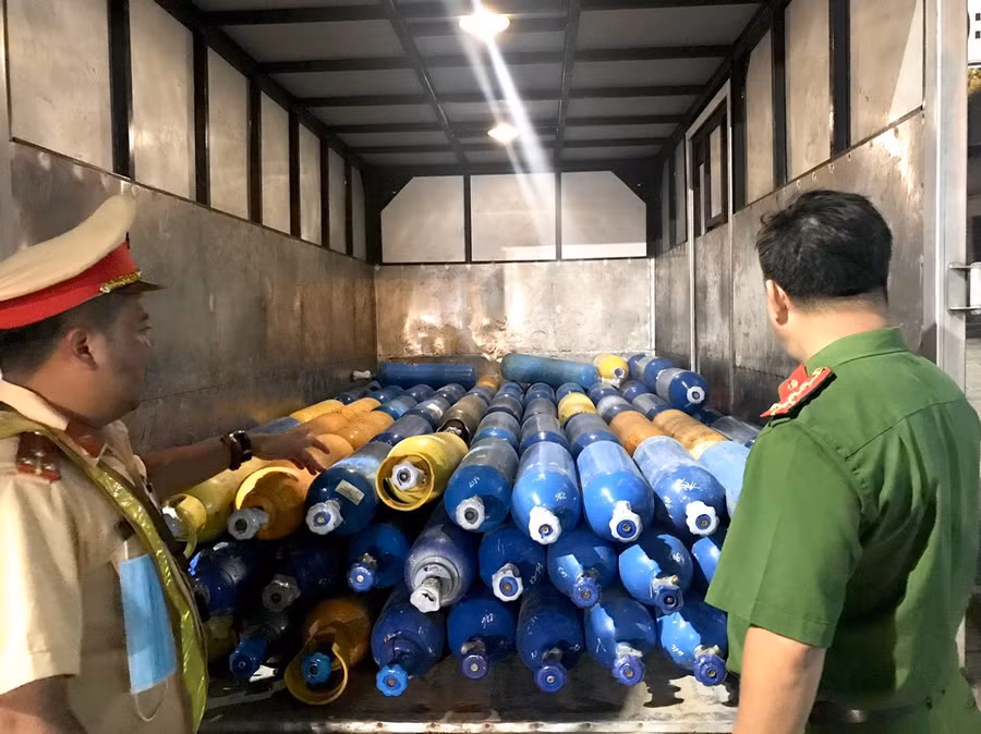 Đội Cảnh sát kinh tế và Đội Cảnh sát giao thông Công an Q.Thanh Khê tạm giữ số khí cười. Ảnh: Nguyễn Tú/Báo Thanh Niên