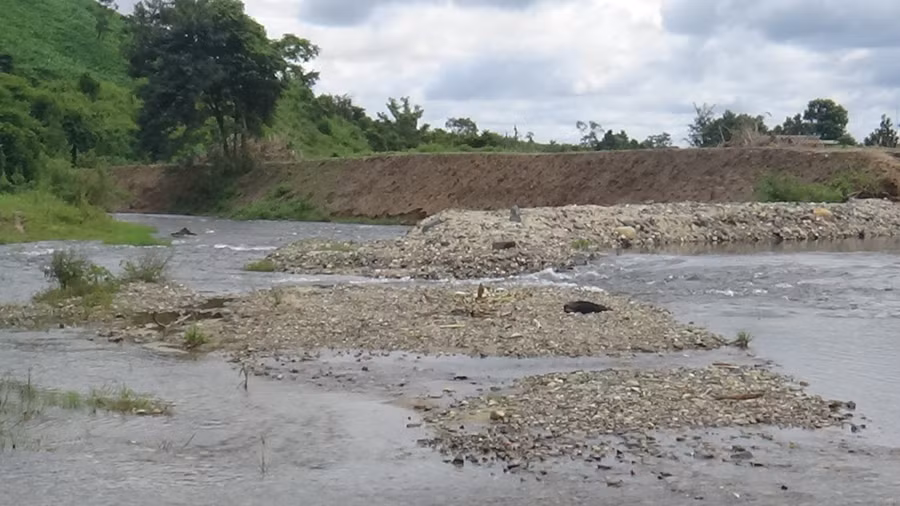 Dòng suối Đắk Tuôr bị bờ đê làm biến đổi dòng chảy. Ảnh: Hoàng Bình