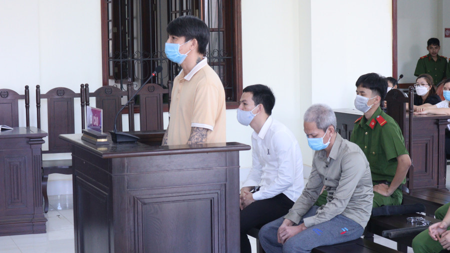 Bị cáo Chung Hồng Lâm đứng trước bục khai báo. Bị cáo Chung Hồng Lâm đứng trước bục khai báo.