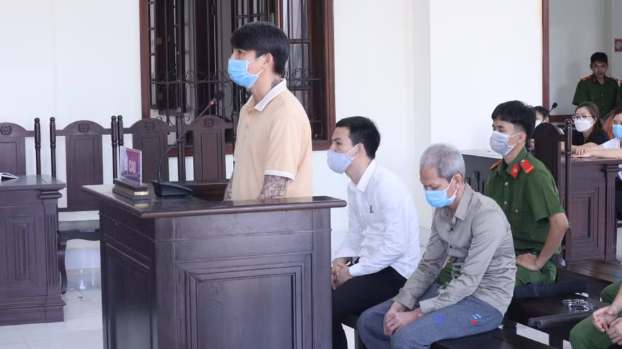  Bị cáo Chung Hồng Lâm đứng trước bục khai báo.