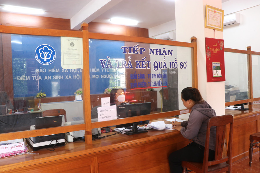 Người dân chủ động đến cơ quan BHXH thị xã An Khê để lam thủ tục đăng ký, gia hạn BHYT. Ảnh: An Phát