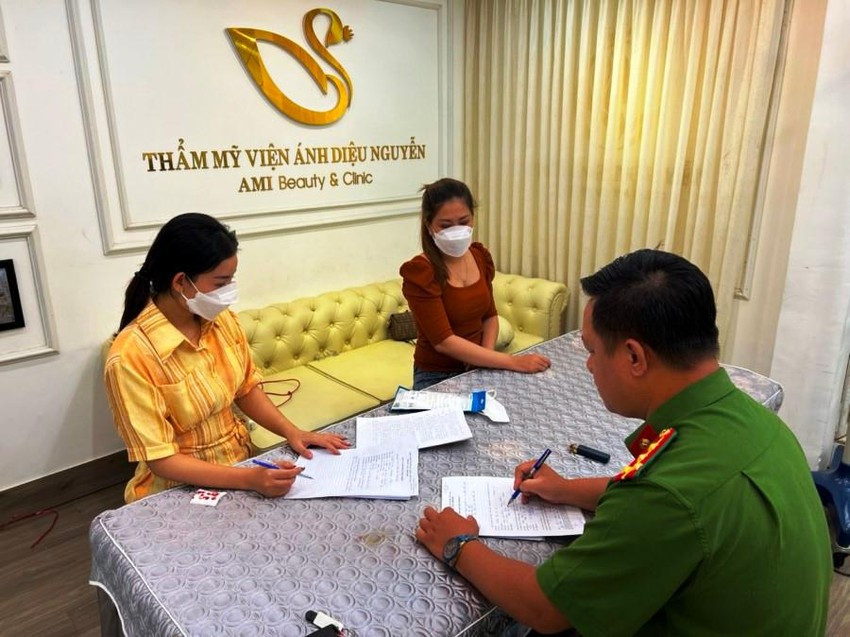 Cảnh sát Kinh tế làm việc với cơ sở tại thời điểm kiểm tra. Ảnh nguồn Báo Pháp luật 