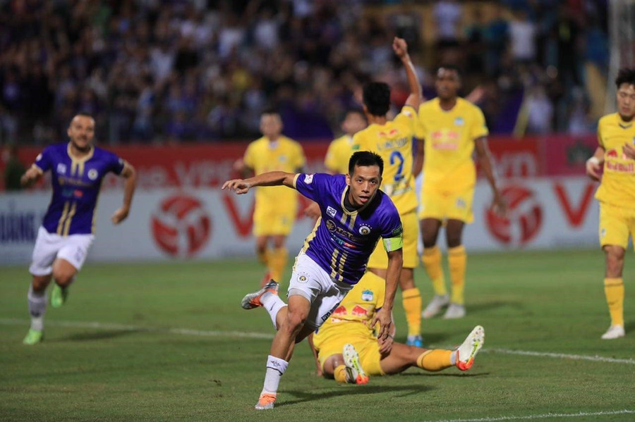 Tiền đạo Văn Quyết là cầu thủ xuất sắc nhất tháng 8. Ảnh: Minh Dân