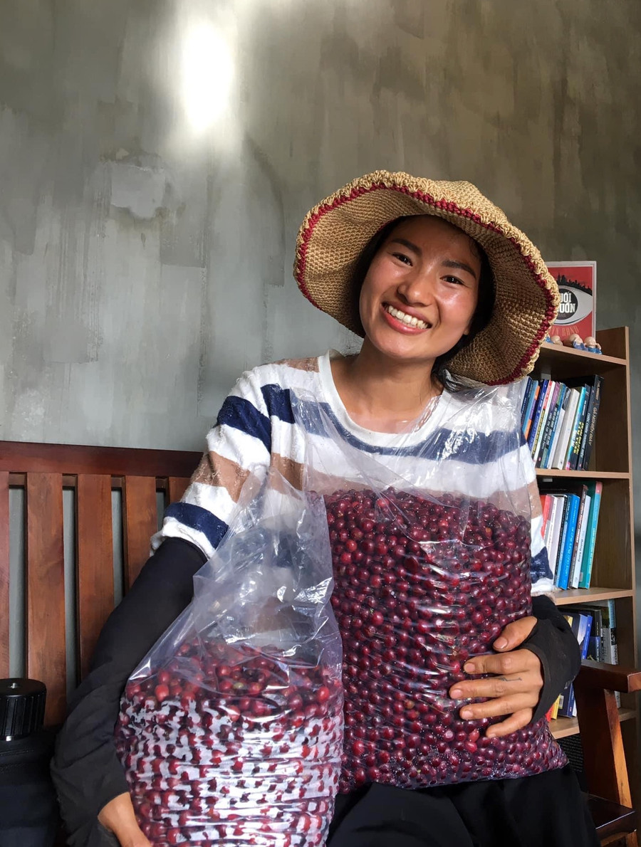 Chị Kim Phùng Thủy thuộc thế hệ nông dân trẻ có tri thức để thực hành nông nghiệp bền vững. Ảnh: Hoàng Ngọc