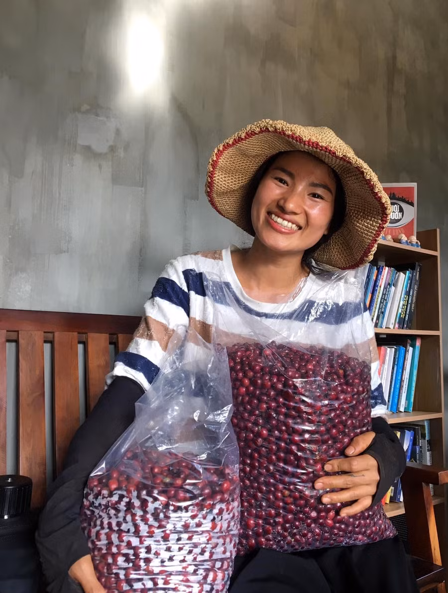 Chị Kim Phùng Thủy thuộc thế hệ nông dân trẻ có tri thức để thực hành nông nghiệp bền vững. Ảnh: Hoàng Ngọc