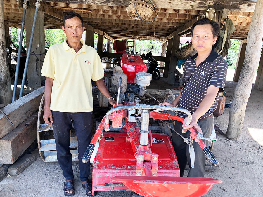 Ông Rơ Ô Thú (bìa trái) mua máy móc để phục vụ sản xuất của gia đình và làm dịch vụ cho bà con trong buôn. Ảnh: Lê Nam Ông Rơ Ô Thú (bìa trái) mua máy móc để phục vụ sản xuất của gia đình và làm dịch vụ cho bà con trong buôn. Ảnh: Lê Nam