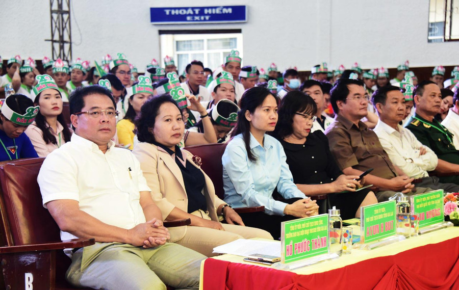 Các đồng chí đại diện lãnh đạo tỉnh Gia Lai tham dự lễ khai mạc Hội thi. Ảnh: Đức Thụy