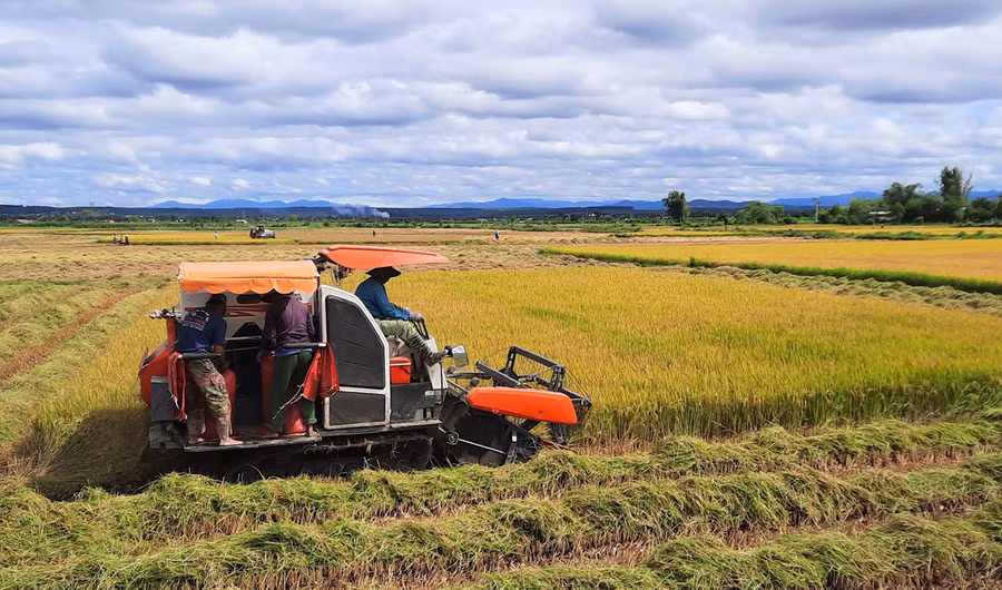 Sản xuất nông nghiệp ở thành phố Kon Tum được cơ giới hóa. Ảnh: VN