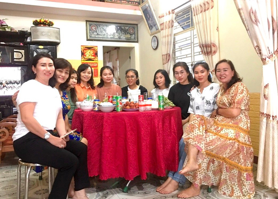 Các bà mẹ đưa con nuôi người Lào giao lưu với nhau nhằm thắt chặt tình cảm