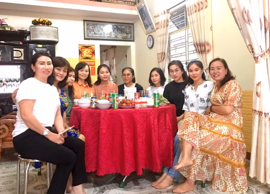 Các bà mẹ đưa con nuôi người Lào giao lưu với nhau nhằm thắt chặt tình cảm