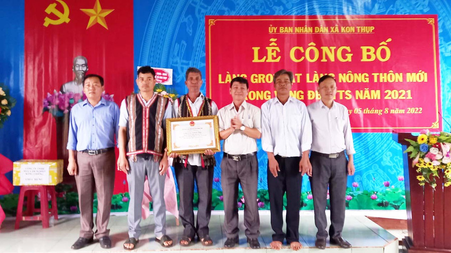 Đại diện của làng Groi nhận quyết định công nhận làng đạt chuẩn nông thôn mới năm 2021. Ảnh: Hà Phương Đại diện của làng Groi nhận quyết định công nhận làng đạt chuẩn nông thôn mới năm 2021. Ảnh: Hà Phương