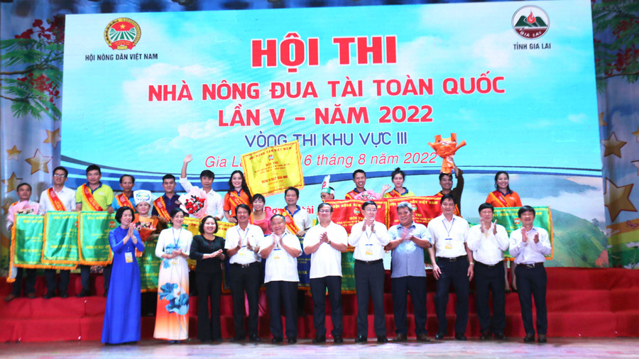 Ban tổ chức trao giải cho các đơn vị đạt giải tại Hội thi. Ảnh: Văn Ngọc