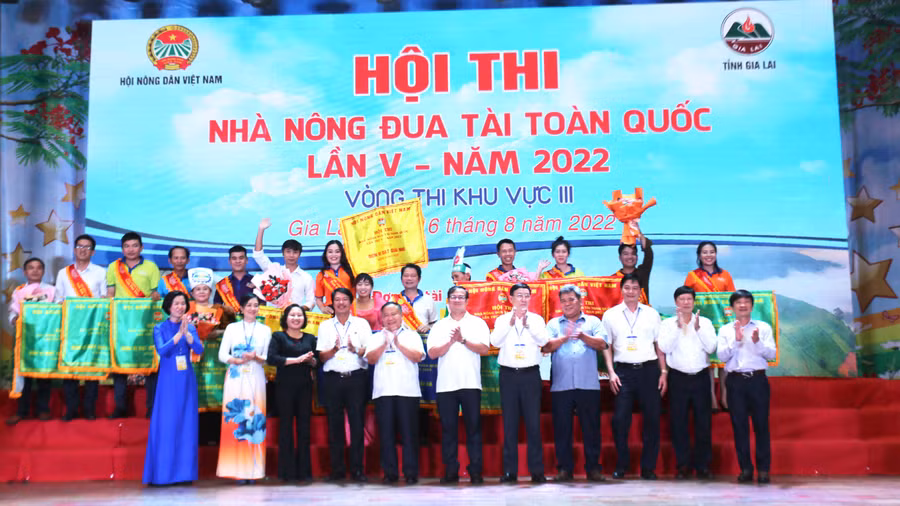 Ban tổ chức trao giải cho các đơn vị đạt giải tại Hội thi. Ảnh: Văn Ngọc