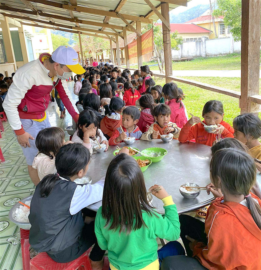 Bếp ăn bán trú là một trong những giải pháp hiệu quả trong việc huy động học sinh đến trường và duy trì sĩ số ở các trường vùng khó. Ảnh: Mộc Trà Bếp ăn bán trú là một trong những giải pháp hiệu quả trong việc huy động học sinh đến trường và duy trì sĩ số ở các trường vùng khó. Ảnh: Mộc Trà
