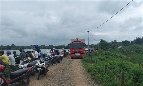 Lực lượng chức năng đang trục với nạn nhân Lực lượng chức năng đang trục với nạn nhân