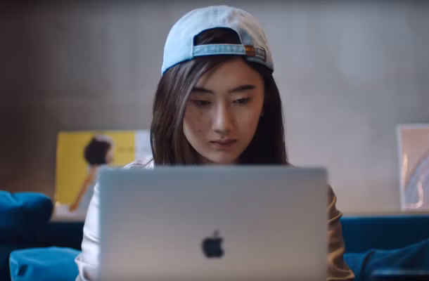 Giữ thiết kế rất lâu, nhưng MacBook vẫn là một biểu tượng của người dùng trẻ. Ảnh: Chụp màn hình