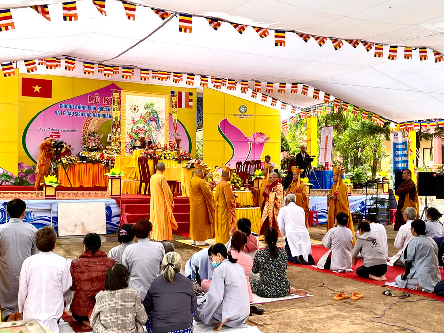 Giáo hội Phật giáo Việt Nam tỉnh tổ chức lễ cầu siêu nạn nhân tử vong do tai nạn giao thông tại Tịnh xã Ngọc Cổ (TP. Pleiku). Ảnh: Minh Nguyễn