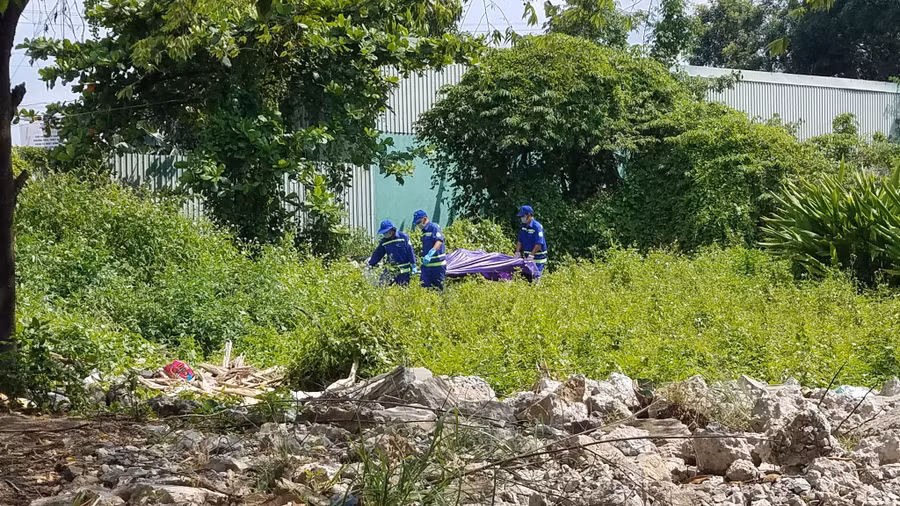 Thi thể nạn nhân được đưa về nhà xác. Ảnh: Trần Kha 