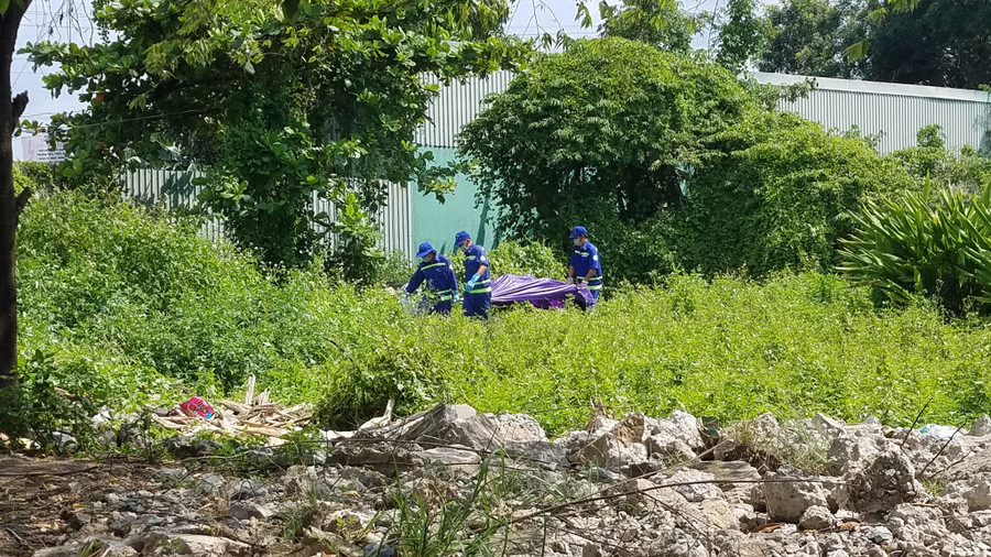 Thi thể nạn nhân được đưa về nhà xác. Ảnh: Trần Kha 