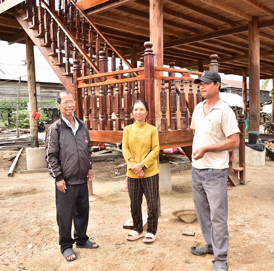  Ông Ksor Chol (bìa trái) trao đổi với người dân về ngày đầu lập làng Bah Leng. Ảnh: Đinh Yến