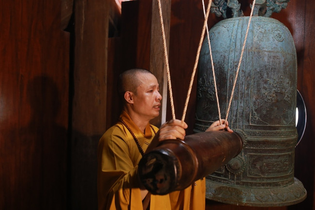 Thượng tọa Thích Minh Quang, Trưởng ban trị sự Giáo hội Phật giáo tỉnh Ninh Bình thỉnh chuông ở chùa Song Tử Tây. Ảnh: Bình Nguyên