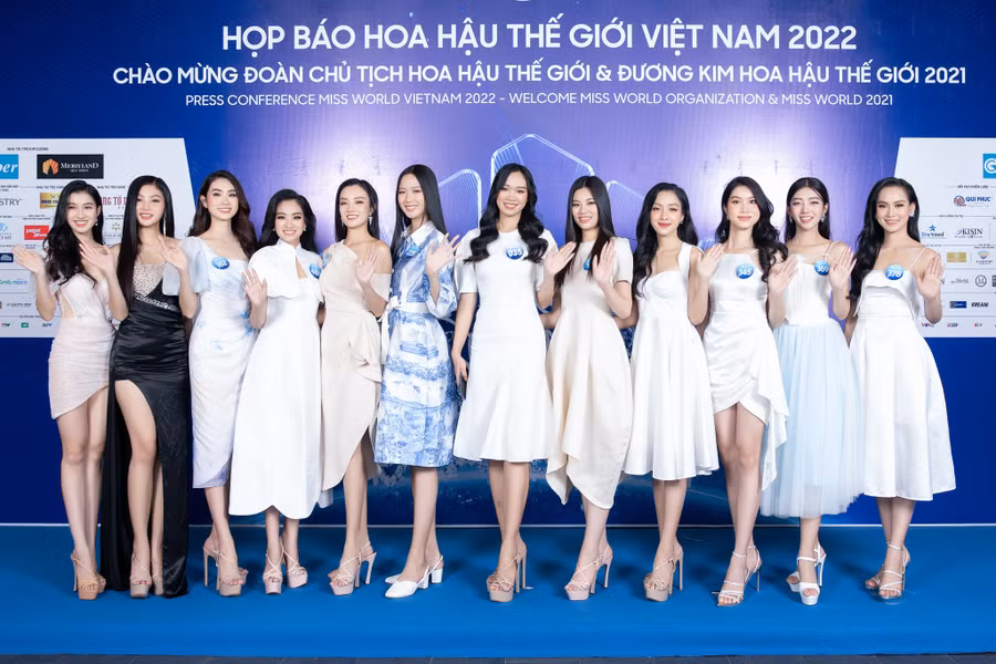 Các thí sinh Hoa hậu Thế giới Việt Nam 2022 dự họp báo đón đương kim Hoa hậu Thế giới. Ảnh: BTC