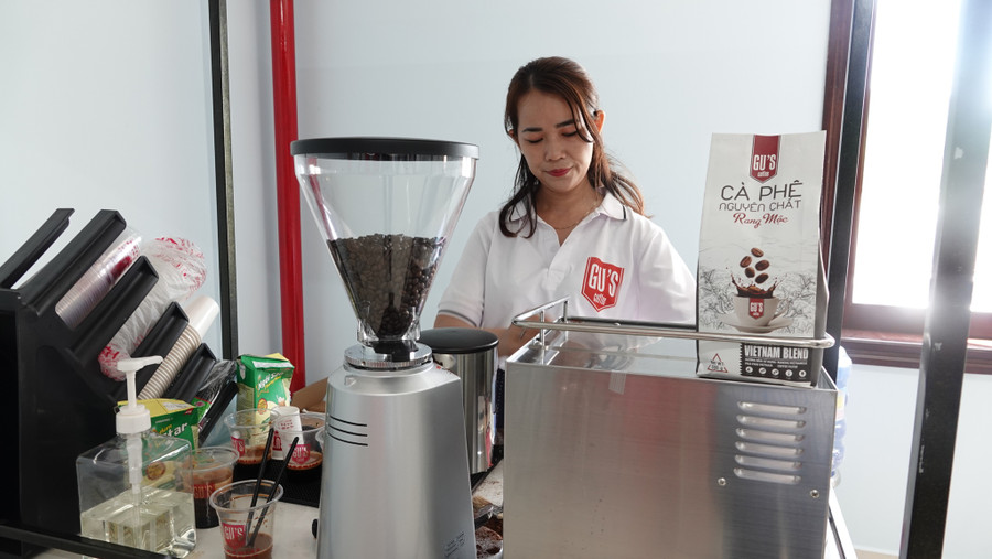 Sản phẩm Gu’s Coffee của gia đình anh Nguyễn Ngọc Hiên đang dần có chỗ đứng ổn định trên thị trường. Ảnh: Hoàng Trọng