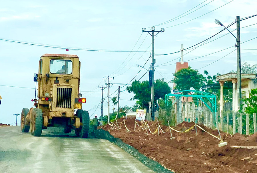 Thi công tỉnh lộ 663-đoạn qua xã Ia Phìn (huyện Chư Prông). Ảnh: Hà Duy